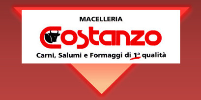 Il logo della Macelleria Costanzo: la scritta è in bianco, su uno sfondo rosso sfumato, e ha il disegno in nero di una testa di vacca posizionato nell'iniziale C